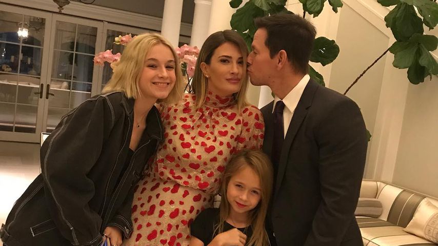 Mark Wahlberg und Rhea Durham mit ihren Töchtern Ella und Grace im November 2018