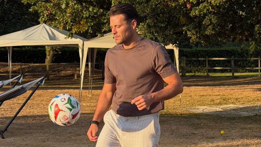 Vertrockneter Rasen: Mark Wright irritiert mit Familienfotos