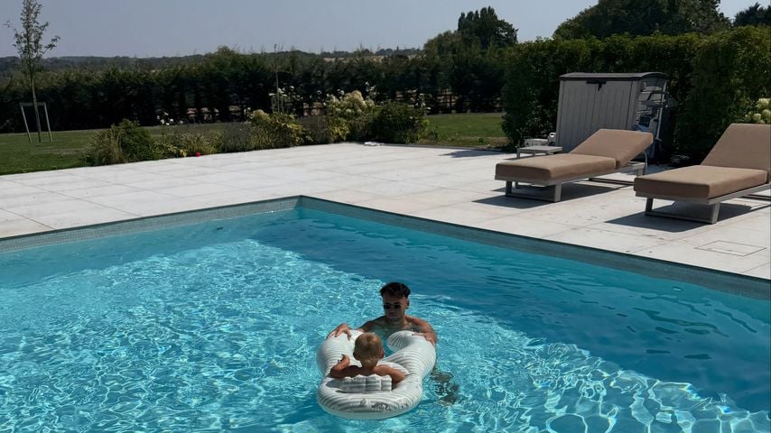 Mark Wrights Schwager Andrew Keegan plantscht mit Marks Tochter Palma im Pool, 2026