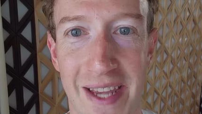 Sportlich: Mark Zuckerberg oben ohne im wilden Kampf auf See
