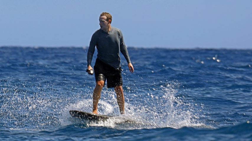 Mark Zuckerberg auf einem eFoil-Surfbrett im Jahr 2020