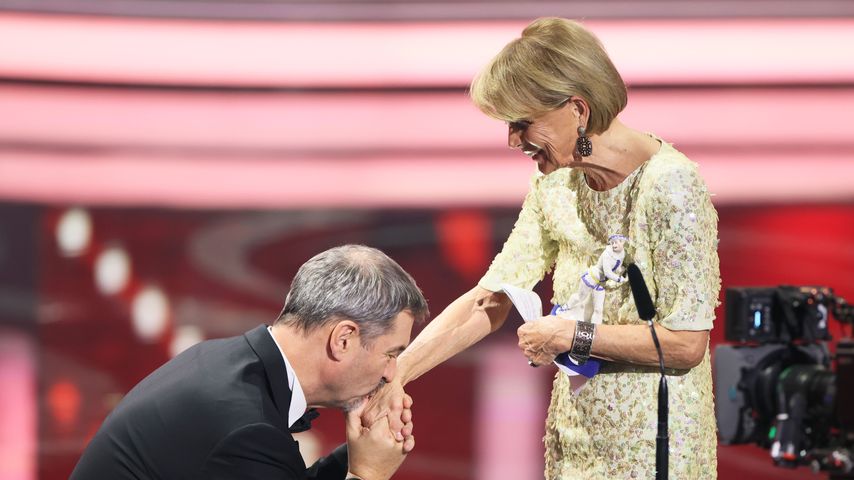 Bayerischer Filmpreis: Markus Söder kniet vor Uschi nieder