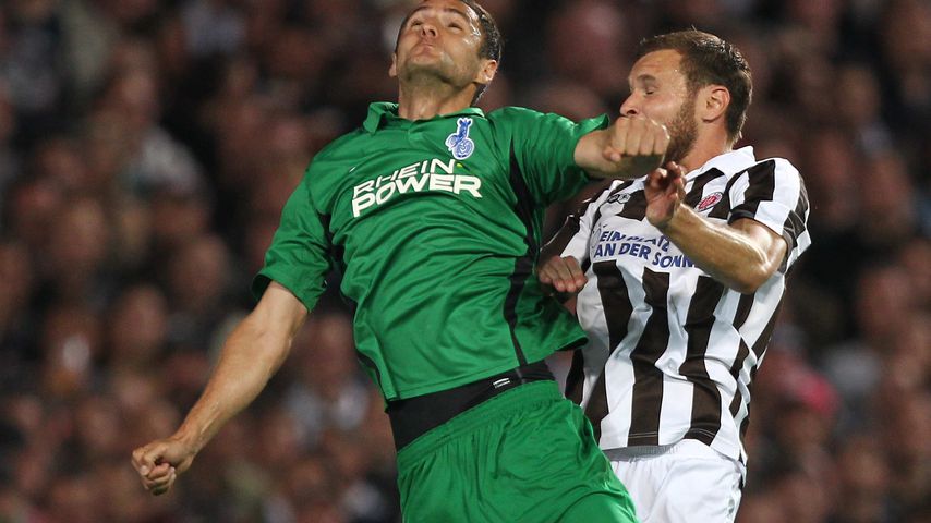 Markus Thorandt im Kopfballduell mit Emil Jula beim Spiel FC St. Pauli gegen MSV Duisburg, 2011