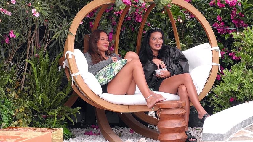 Marla Slengard und Henna Urrehman in "Love Island VIP"