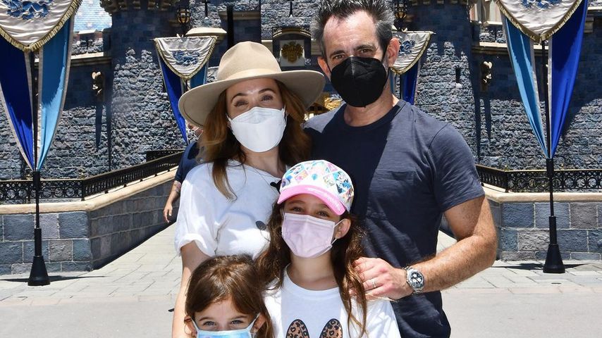 Marla Sokoloff mit ihrer Familie im Disneyland