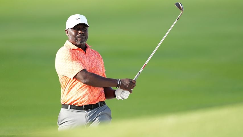 Marshall Faulk spielt am 18. Loch beim James Hardie Pro Football Hall of Fame Invitational in Boca Raton