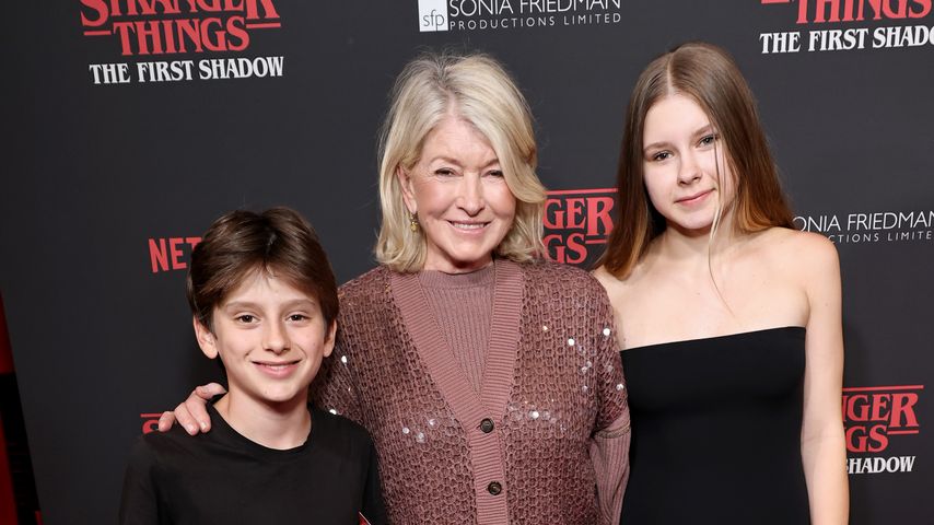 Martha Stewart strahlt mit ihren Enkeln auf rotem Teppich