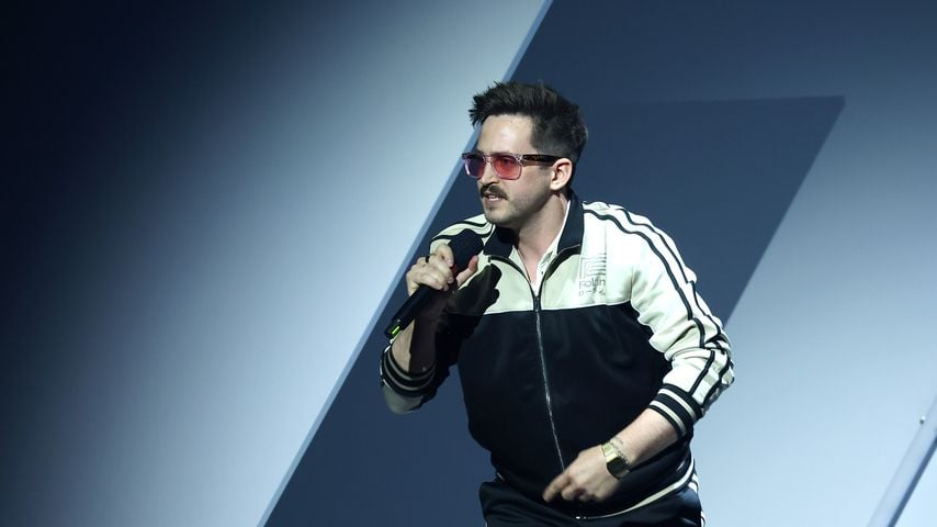 Marti Fischer performt beim Deutschen Computerspielpreis 2024 in den Eisbach Studios, München