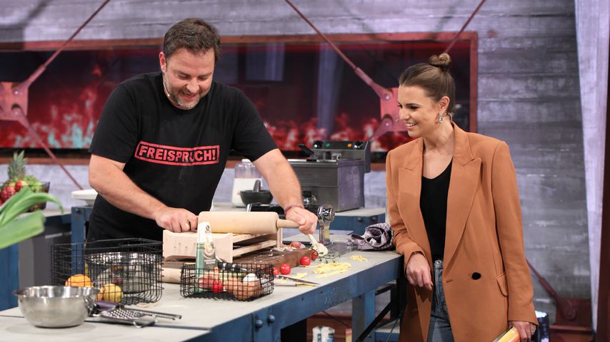 Martin Rütter und Laura Wontorra bei "Grill den Henssler"