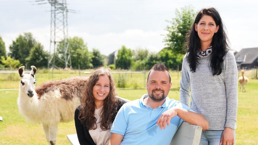 Marvin mit Eva und Sabrina, Teilnehmer von "Bauer sucht Frau" 2024