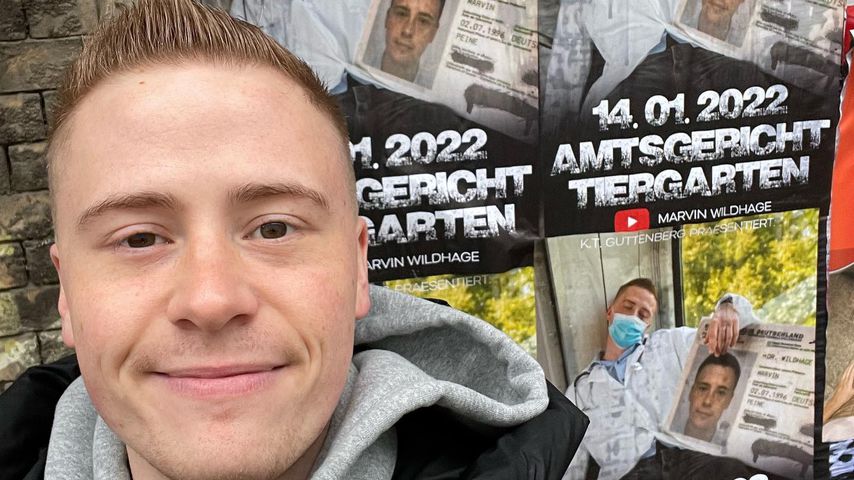 Marvin Wildhage mit seinen Postern zum Gerichtsprozess