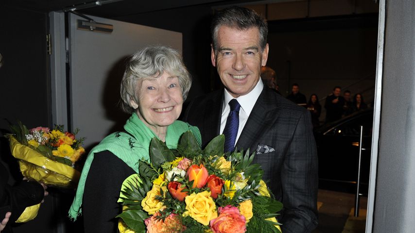 Händchenhaltend: Pierce Brosnan zeigt sich mit seiner Mutter