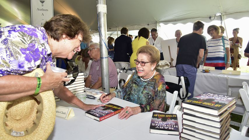 Mary Higgins Clark bei einer Autogrammstunde, 2016