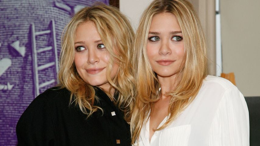 Mary-Kate Olsen und Ashley Olsen bei einer Autogrammstunde in NYC im Oktober 2008