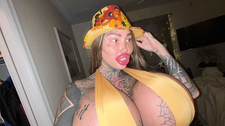 Wegen XXL-Boobs? Mary Magdalene wurde aus Flugzeug geworfen