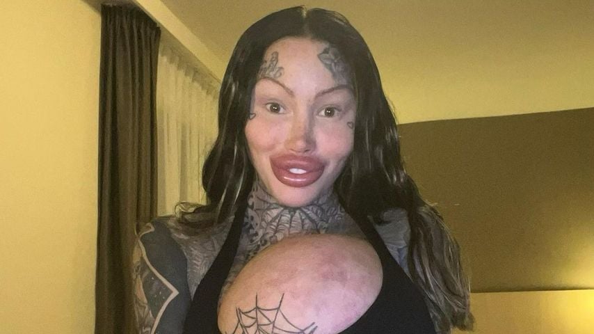 Zu groß? Mary Magdalene ist eine ihrer XXL-Brüste geplatzt