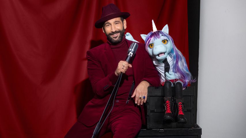 Massimo Sinató und Einhorn-Puppe Didi Rakete bei "Pretty in Plüsch"