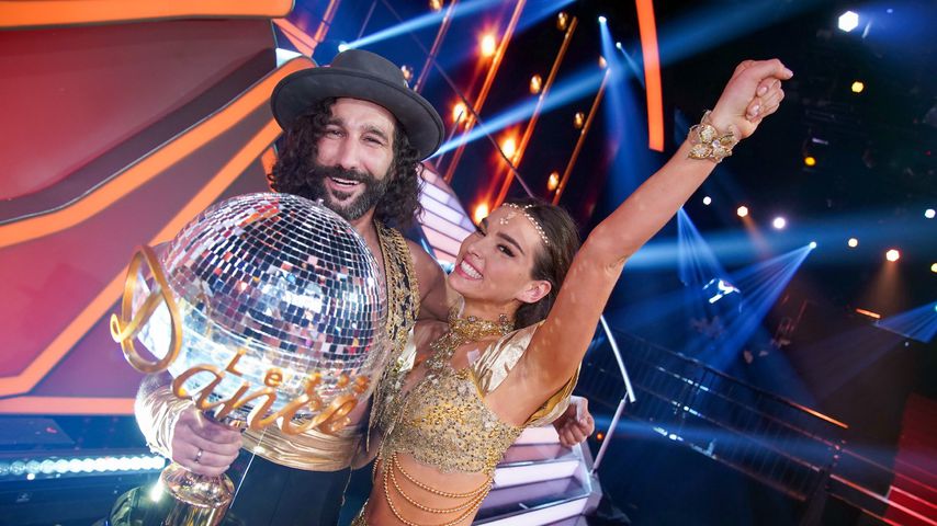 Massimo Sinató und Lili Paul-Roncalli mit dem "Let's Dance"-Pokal