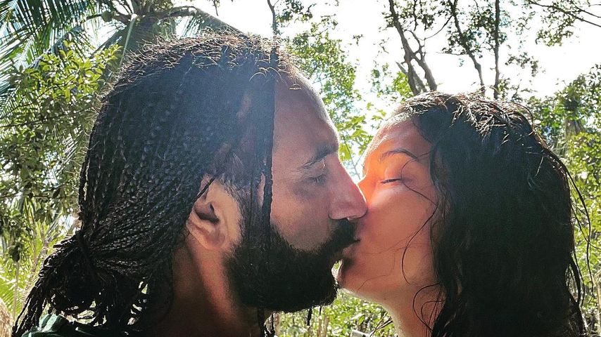 Dschungel-Küsse: Massimo Sinató und Rebecca Mir knutschen