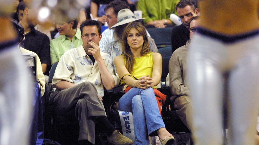 Mathew Perry und Elizabeth Hurley im Mai 2001 in Dallas