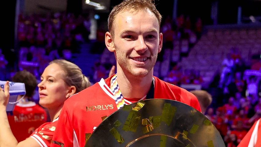 Welthandballer Mathias Gidsel mit der EM-Schale nach dem Finale, Februar 2026