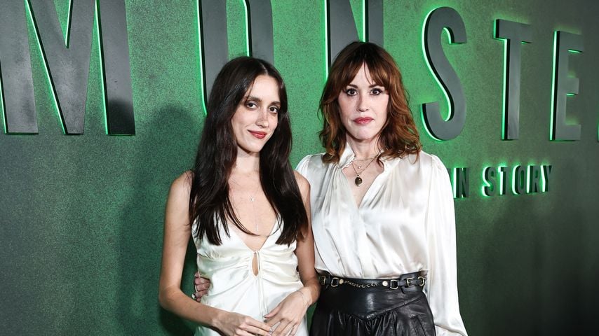 Molly Ringwald strahlt mit ihrer Tochter auf dem Red Carpet