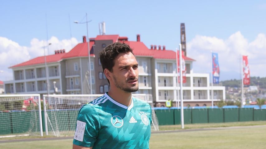 Nach Mannschafts-Aus: Er muntert Mats Hummels wieder auf!