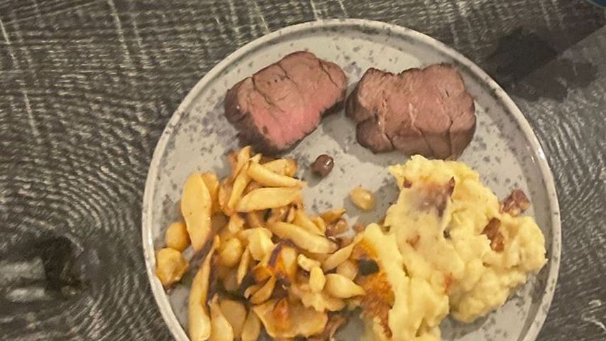 Céline Bethmann beim Abendessen, April 2022