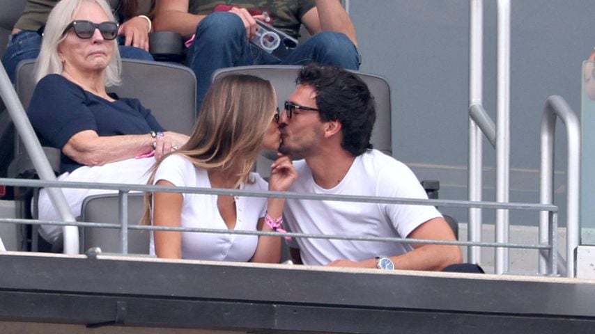 Ganz verliebt: Mats Hummels und Nicola knutschen bei WM