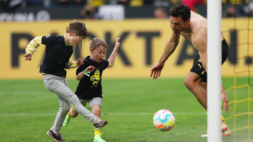 Mats Hummels mit seinem Sohn Ludwig im Mai 2023