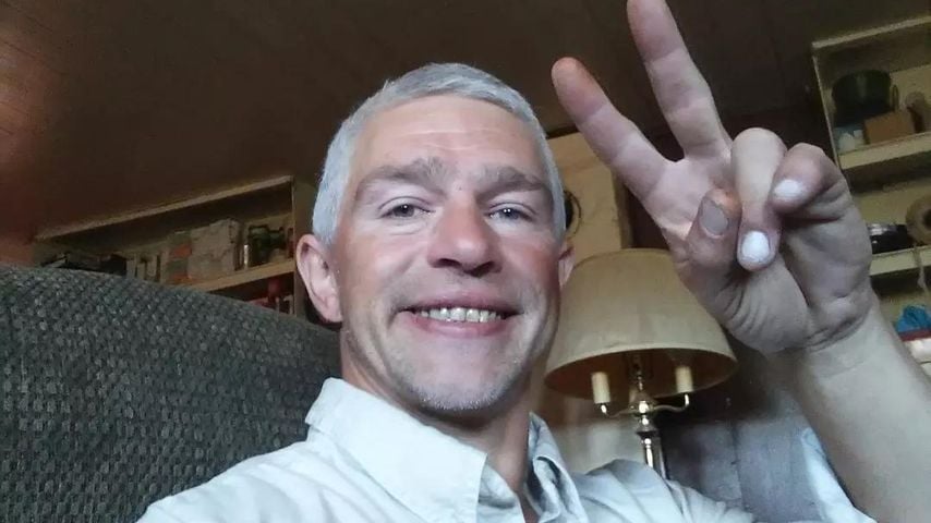 Matt Brown zeigt ein Peace-Zeichen