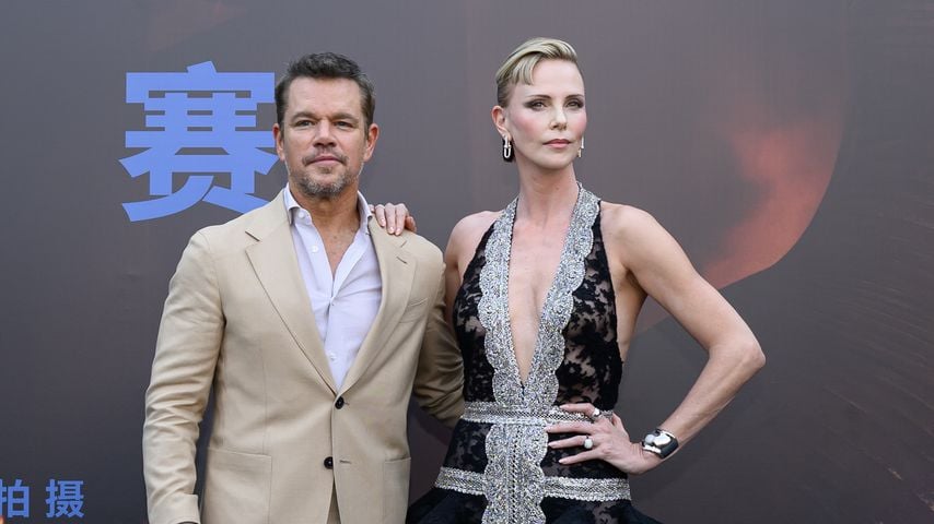 Charlize Theron zieht in Spitzenkleid alle Blicke auf sich