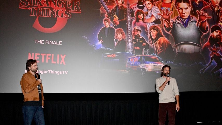 Matt Duffer und Ross Duffer sprechen bei den Stranger Things 5: The Finale Fan Screenings im AMC The Americana at Brand 18 in Glendale