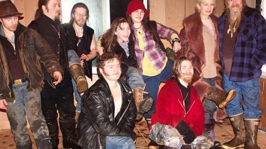 Matt, Noah, Bam Bam, Rain, Snowbird, Ami, Billy, Gabe und Bear Brown (v.l.)