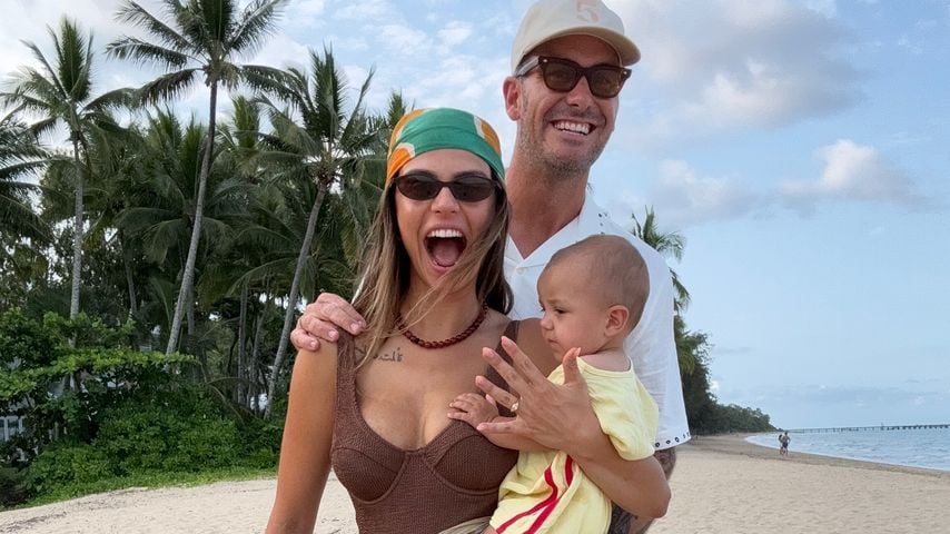 Matt Poole und Annelyse posieren mit ihren Kindern, November 2025