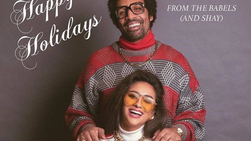 Mit Atlas und Matte: Shay Mitchells 80er-Weihnachtskarte!
