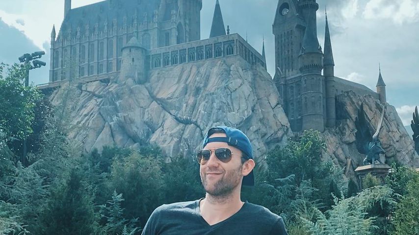 Matthew Lewis vor dem Hogwarts-Schloss in den Universal Studios in Orlando