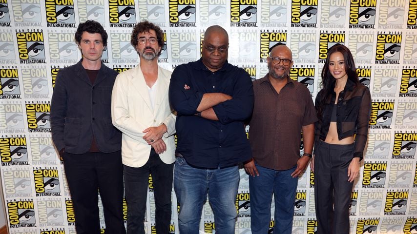 Matthew Needham, Hamish Linklater, Geoffrey Thorne, James Tucker and Jamie Chung bei der "Batman: Caped Crusader"-Presseline bei der Comic-Con 2026