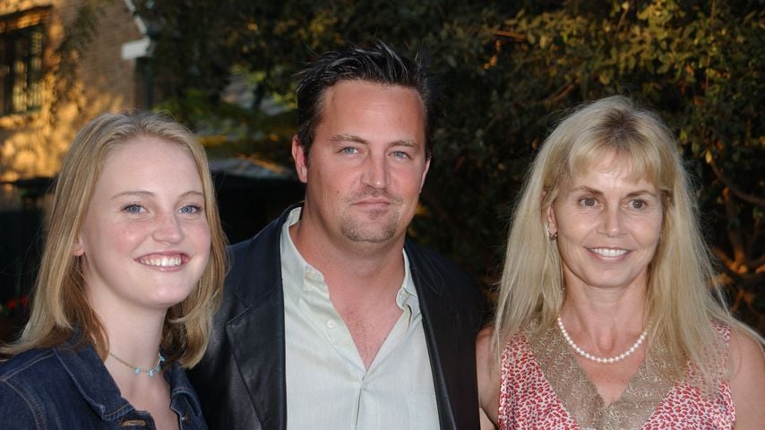 Matthew Perry mit seiner Schwester Emily und seiner Mutter Suzanne Morrison bei einer Gedenkveranstaltung in Los Angeles