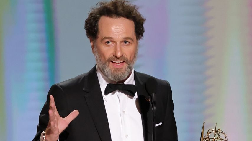 Matthew Rhys nimmt bei den 78. Primetime Emmy Awards den Preis als Bester Hauptdarsteller in einer Comedy für "Widow's Bay" entgegen