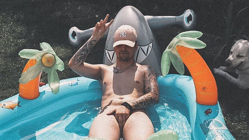 Hier liegt Ex-BTN-Star Matze Höhn nackt im Planschbecken