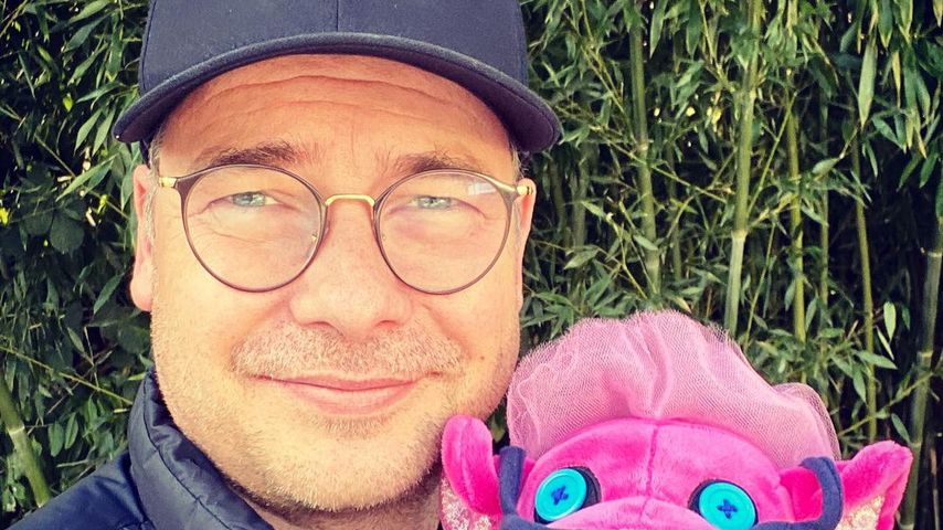 Moderator Matthias Opdenhövel und das "The Masked Singer"-Maskottchen