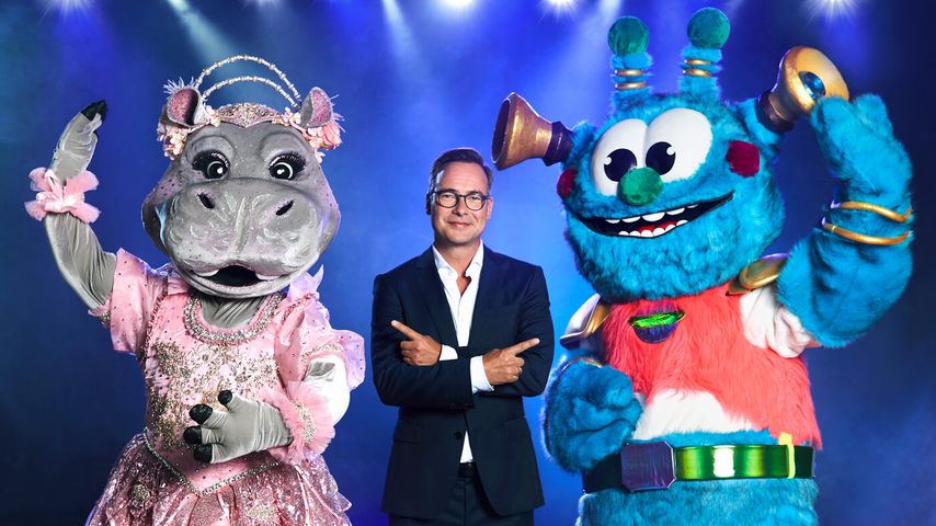 Matthias Opdenhövel mit dem "The Masked Singer"-Nilpferd und -Alien