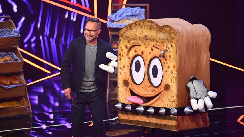 Matthias Opdenhövel mit dem Toast bei "The Masked Singer" 2023