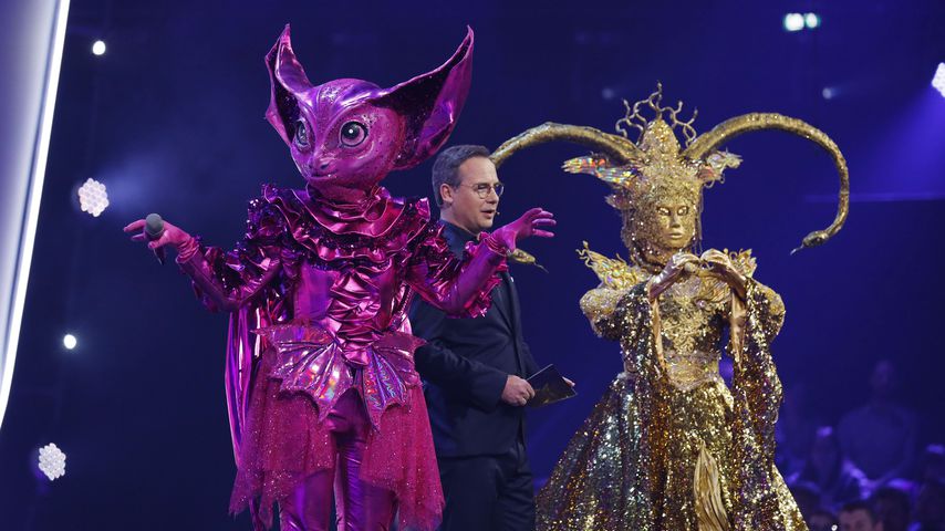 Matthias Opdenhövel mit der Fledermaus und der Göttin bei "The Masked Singer"