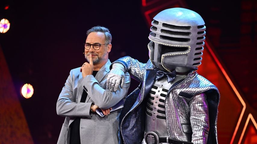 Matthias Opdenhövel mit Ronan Keating als Mr. Mic bei "The Masked Singer"