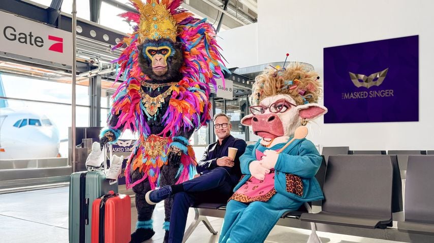 Matthias Opdenhövel mit den "Masked Singer"-Kostümen King und Muuhnika