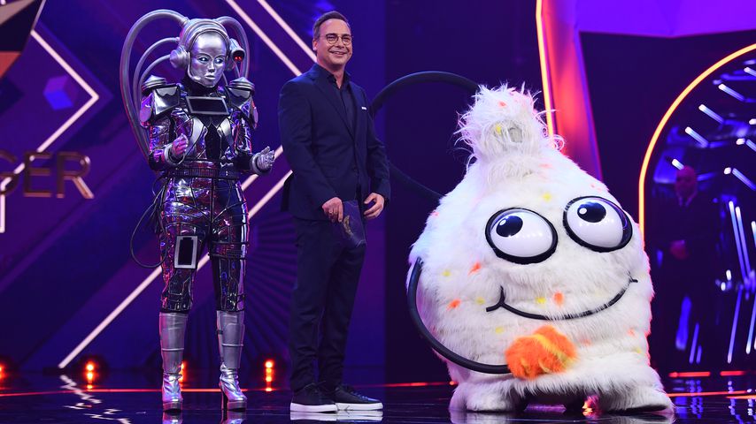 Matthias Opdenhövel mit dem Roboter und dem Wuschel bei "The Masked Singer"