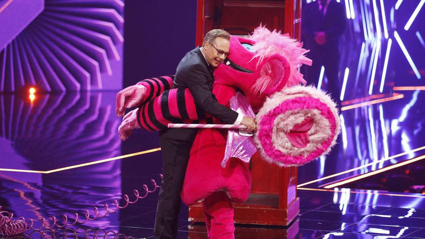 Matthias Opdenhövel und das Monster bei "The Masked Singer"