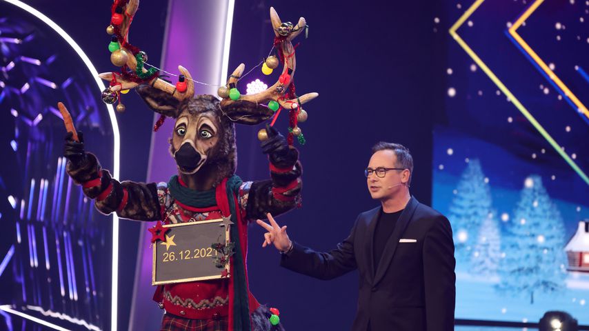 Matthias Opdenhövel und das Rentier bei dem "The Masked Singer"-Finale im November 2021